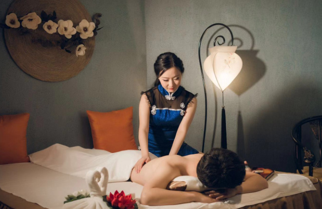 踏入会所，仿佛置身于浩瀚宇宙。天花板上镶嵌着闪烁的 LED 星星，营造出浪漫的星空氛围。柔和的灯光与星空交相辉映，让您的身心在宁静中放松，仿佛漂浮于星际之间，忘却尘世的喧嚣。